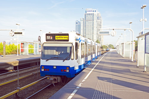 Метро в Нидерландах наземное, а вагоны похожи на трамваи