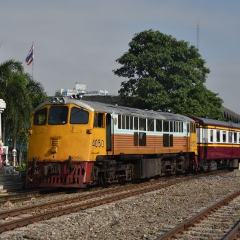 Незабываемая достопримечательность Таиланда: поездка на раритетном поезде
