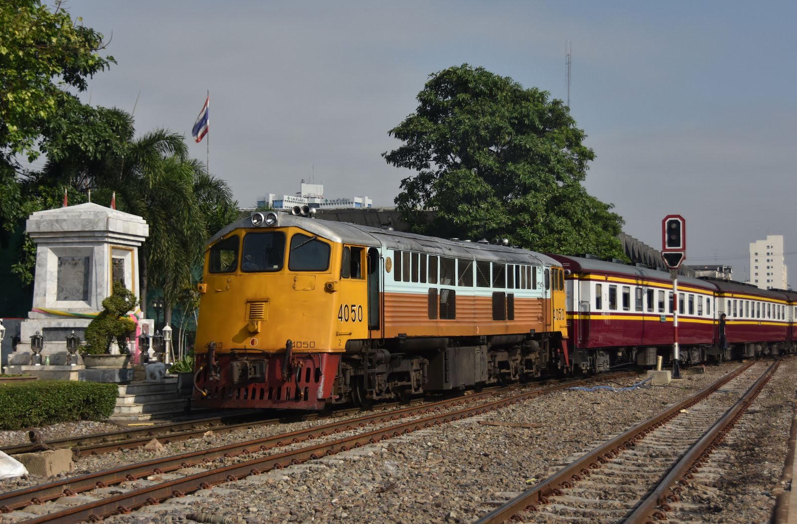 Незабываемая достопримечательность Таиланда: поездка на раритетном поезде